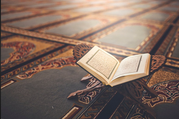 جدل واسع بعد تداول فيديو لشخص يمزق المصحف ويتحدى قدرة الله.. وغضب كبير على مواقع التواصل