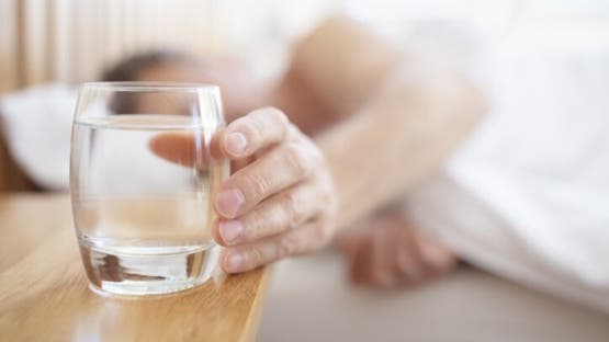 ترك الماء مكشوفًا قبل النوم يضر صحتك