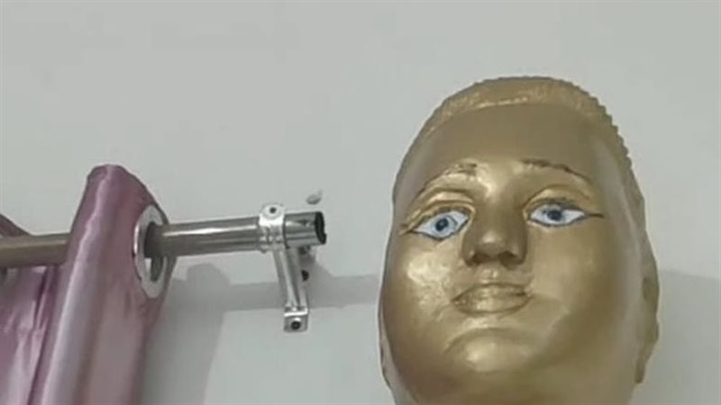 زوج يصنع تمثالًا لزوجته يتعامد عليه الشمس يوم عيد ميلادها.. قصة حب استثنائية تجمع بين الوفاء والإنسانية