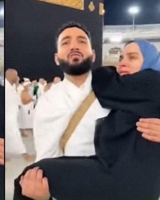 مشهد يحبس الأنفاس: حين حملها بين ذراعيه أمام الكعبة… قصة حب أقوى من الوجع