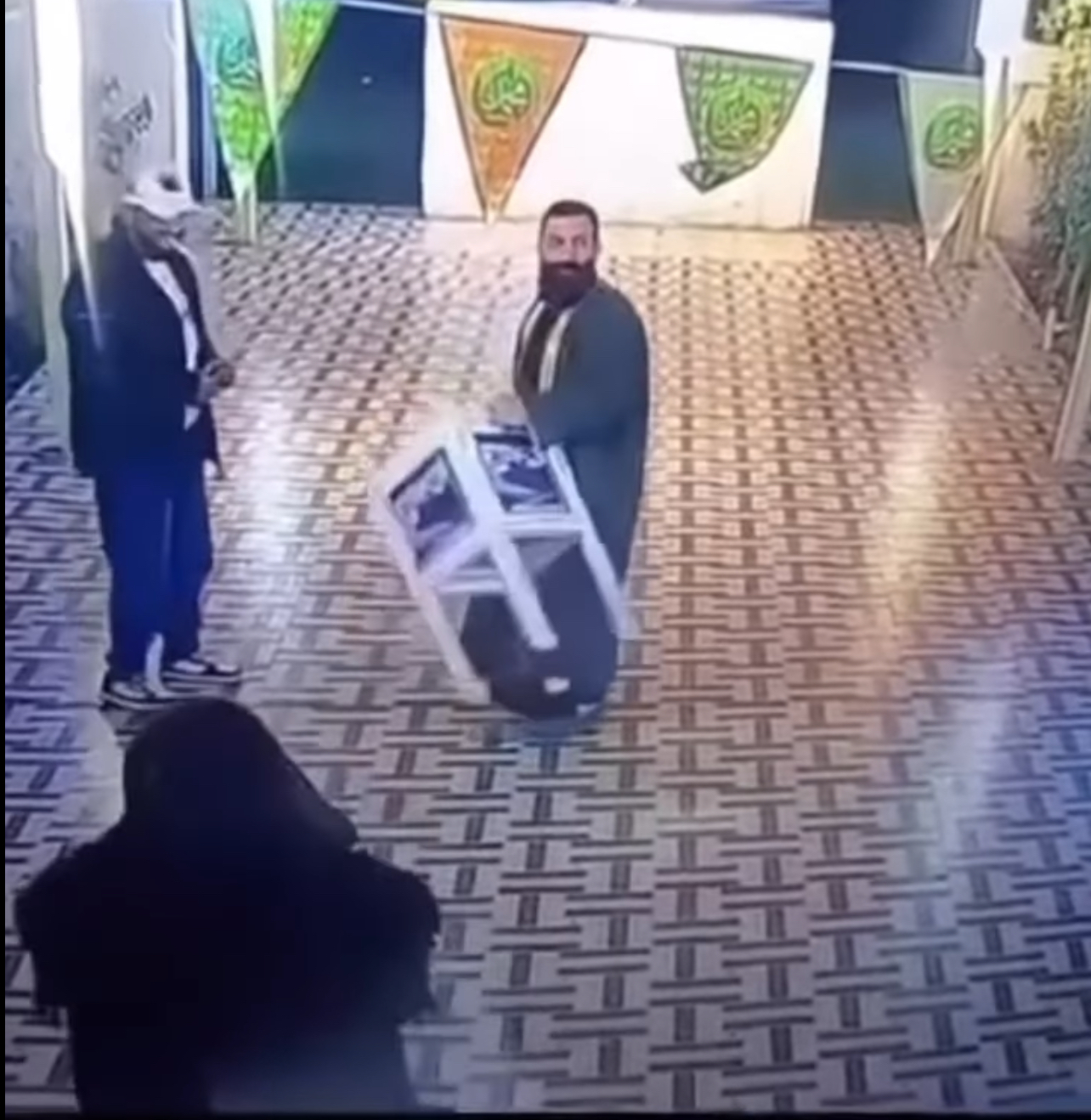 سرقة صندوق التبرعات الخاص بمرضى غسيل الكلى: دعوة للتعاون والحذر في حماية الخير