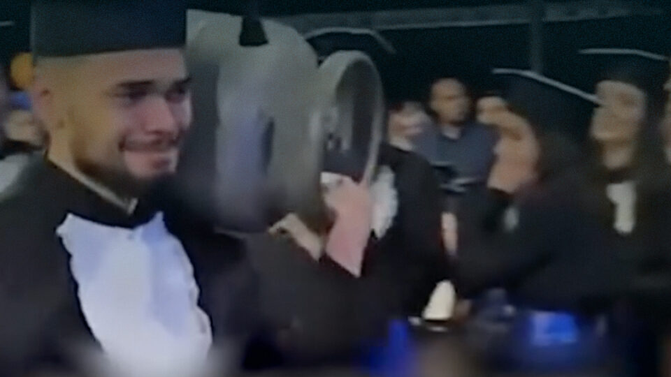 قصة “أسطوانة الغاز” في حفل التخرج.. عندما يتحول الامتنان للأب إلى أيقونة إنسانية تهز السوشيال ميديا