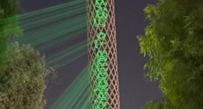 المتحف المصري الكبير يضيء برج القاهرة بعبارات ترحيبية