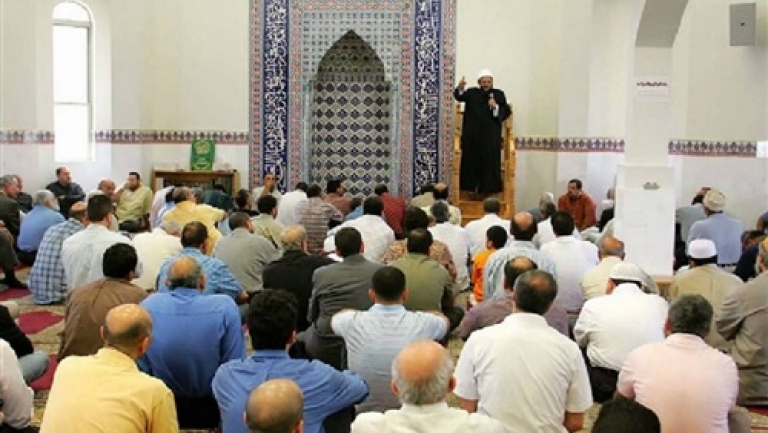 فيديو الإمام الذي تغيّر صوته أثناء خطبة الجمعة يثير الجدل.. حقيقة ما حدث بين الأسطورة والواقع