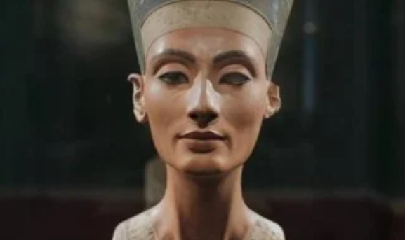 سر غياب عين نفرتيتي اليسرى في التمثال الشهير
