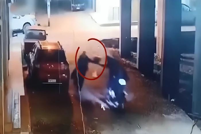 واقعة تهز القلوب.. تفاصيل سرقة شنطة سيدة مسنة على يد شابين يستقلان موتوسيكل