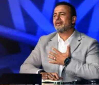 مصطفى حسني يشيد بفخامة تلاوة المتسابق محمد سامي