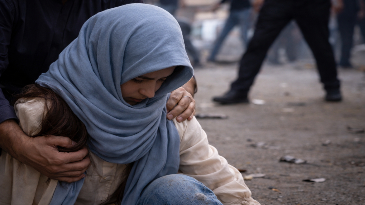 حين يتحول الشارع إلى ساحة قسوة… فتاة تُسحب بقوة أمام أعين الجميع