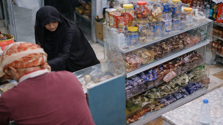 حين تدخل الخديعة بثوب البراءة… امرأة في هيئة عجوز داخل محل بقالة