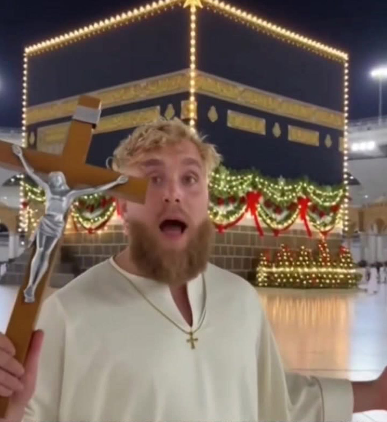 تصرف غير لائق يثير الجدل: انتقادات واسعة لرجل استخدم شكل الكعبة في عمل شخصي لا يليق بمكانتها