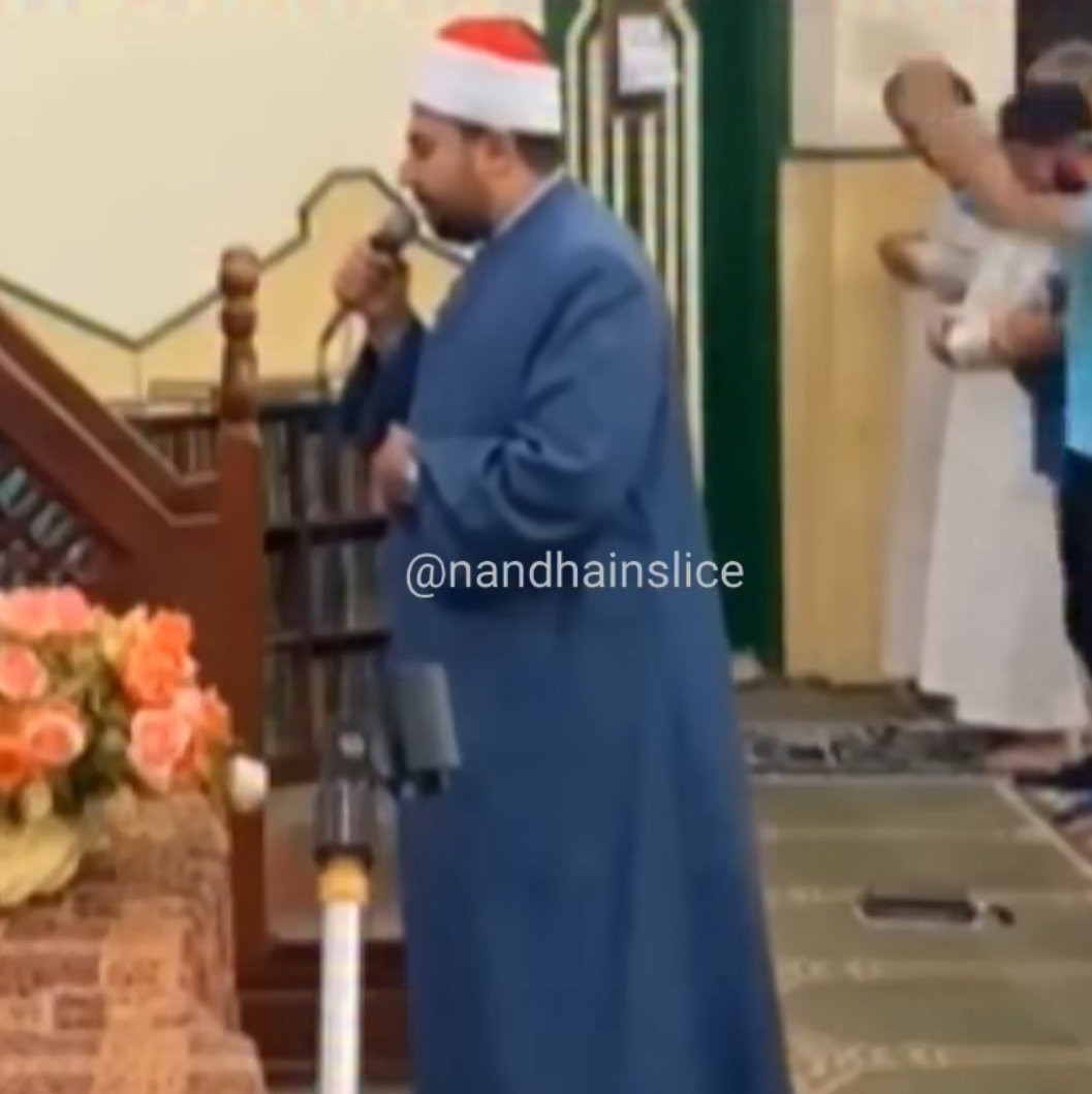 “مشهد أربك المصلّين: رجل في الصف الأول يتحرك بطريقة غريبة أثناء الصلاة… والإمام يتعامل بحكمة وسط حالة من الدهشة”