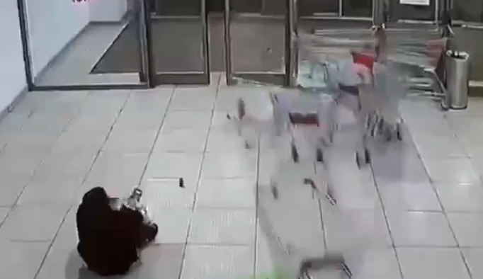 عامل سوبرماركت حاول اختصار الطريق بأخذ عدة عربات تسوق دفعة واحدة على السلم الكهربائي.. وهذه كانت النتيجة