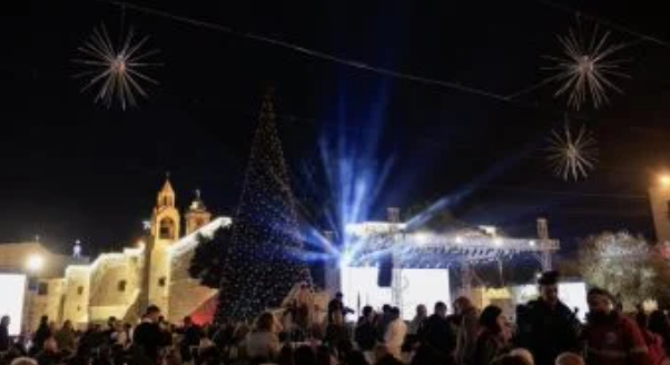 إضاءة شجرة عيد الميلاد في بيت لحم بعد عامين من الحرب