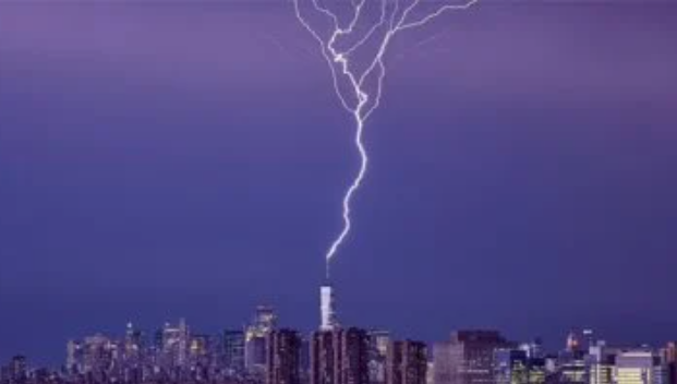 البرق وهل النظر له خطر؟ الأرصاد تكشف الحقيقة العلمية