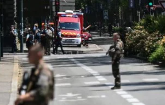 طعن 3 نساء في مترو باريس: تفاصيل الحادث والتحقيقات الجارية