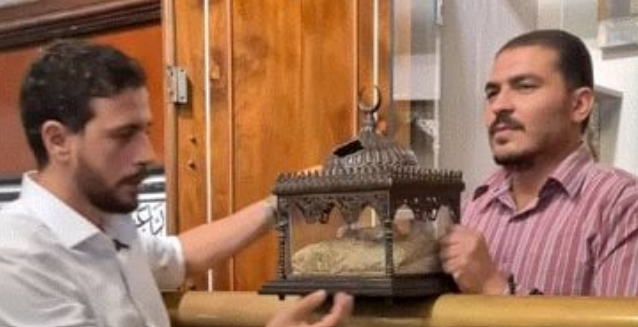 قطعة نادرة من قميص النبى داخل مسجد الحسين