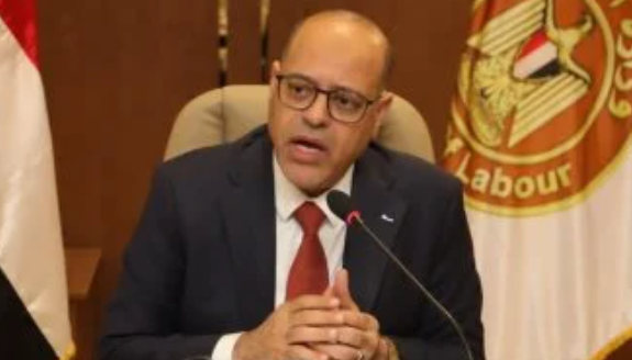 وزير العمل يحدد الإجازات الدينية للأخوة المسيحيين بقرار رسمي