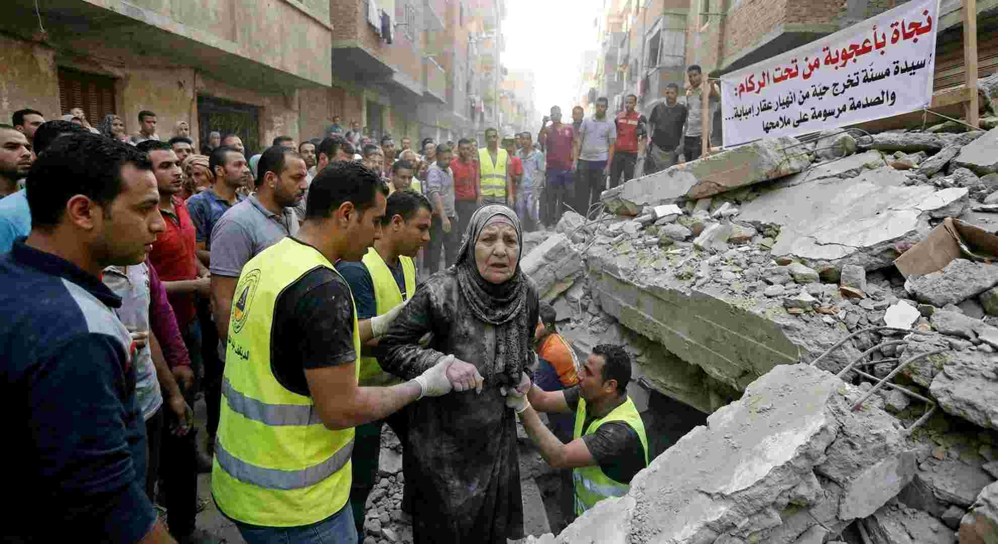 نجاة بأعجوبة من تحت الركام: سيدة مسنّة تخرج حيّة من انهيار عقار إمبابة… والصدمة مرسومة على ملامحها