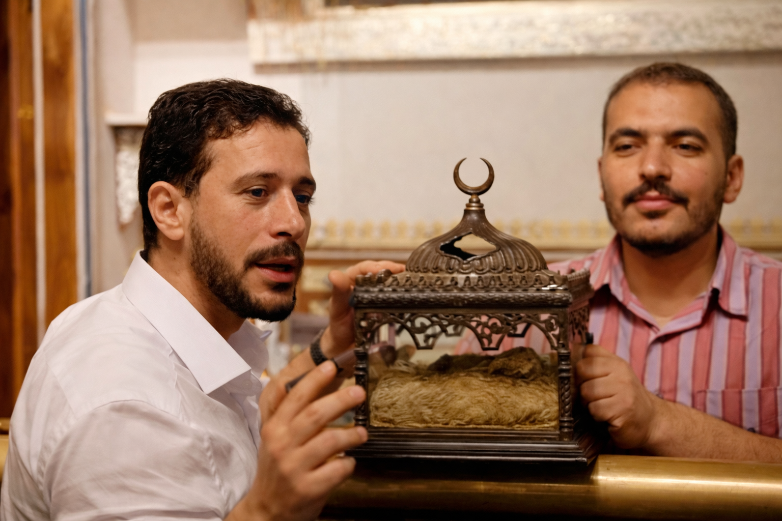 فيديو متداول عن قطعة يُعتقد أنها من قميص النبي ﷺ يفتح نقاشًا واسعًا بين المحبة والتوثيق