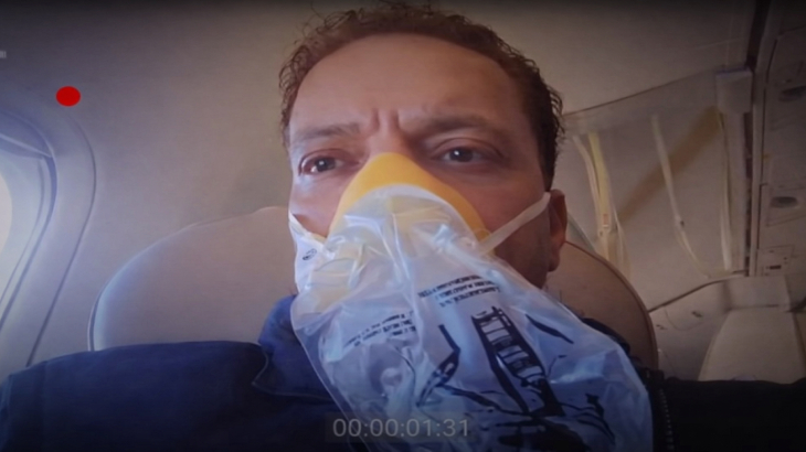 فيديو الفنان طارق الشيخ على متن الطائرة: لحظات رعب وإنسانية بسبب عطل مفاجئ.. كيف يتعامل الركاب مع المواقف الجوية الطارئة؟