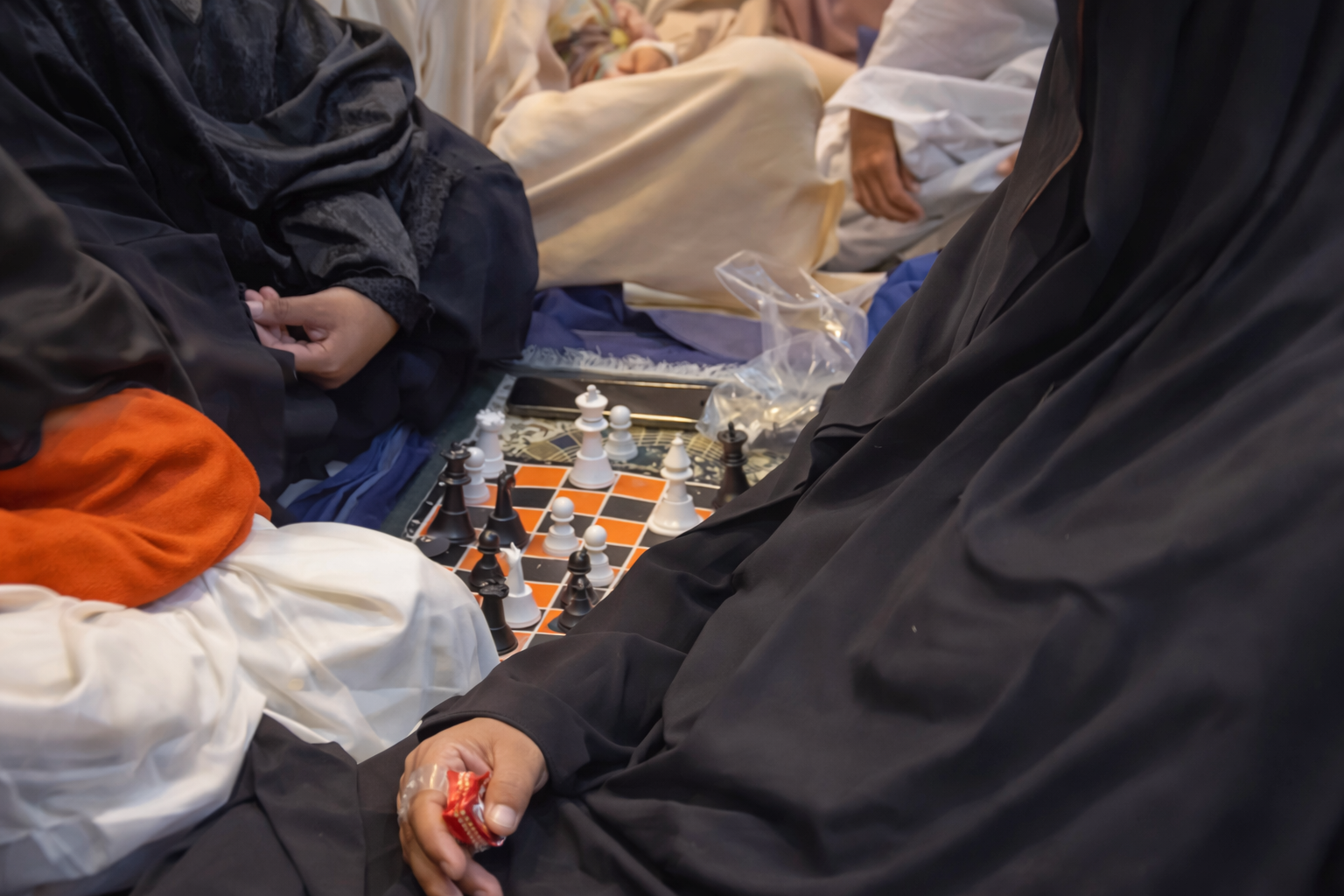 مشهد متداول لأشخاص يلعبون الشطرنج داخل دار عبادة يفتح نقاشًا واسعًا حول قدسية المكان وحدود السلوك العام