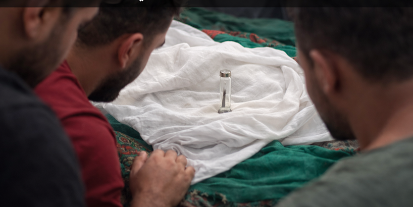 أثر منسوب إلى شعرة من شعر النبي محمد ﷺ يثير تفاعلًا واسعًا: محبة لا تزال حيّة في القلوب
