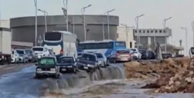 انفجار ماسورة مياه بالتجمع يُعطل المرور ويتلف سيارات
