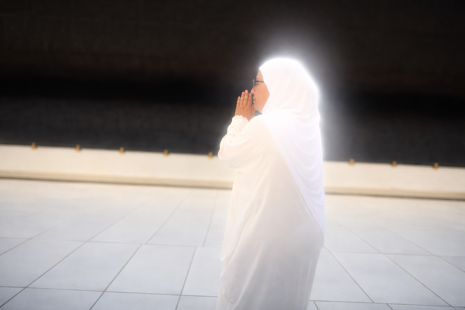 فيديو “تاج من نور” يشعل السوشيال ميديا: لقطة من الحرم بين الإيمان وفلاتر التصوير