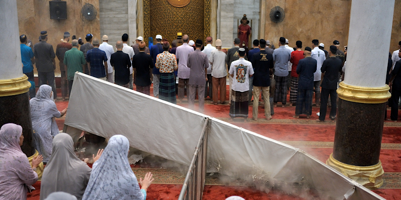 سقوط حاجز مصلى النساء في مسجد بإندونيسيا يفتح ملف السلامة داخل دور العبادة