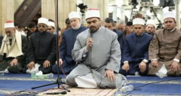 طالب طب يؤم المصلين بالجامع الأزهر لأول مرة