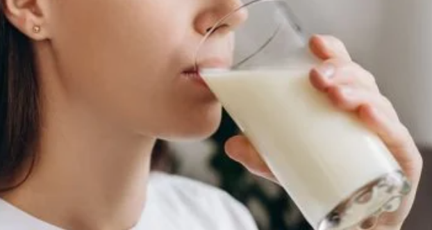 شرب الحليب بعد التمرين يعزز صحة العظام ويقلل الكسور