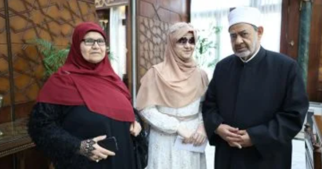 شيخ الأزهر يتبنى موهبة طالبة كفيفة حفظت القرآن كاملًا