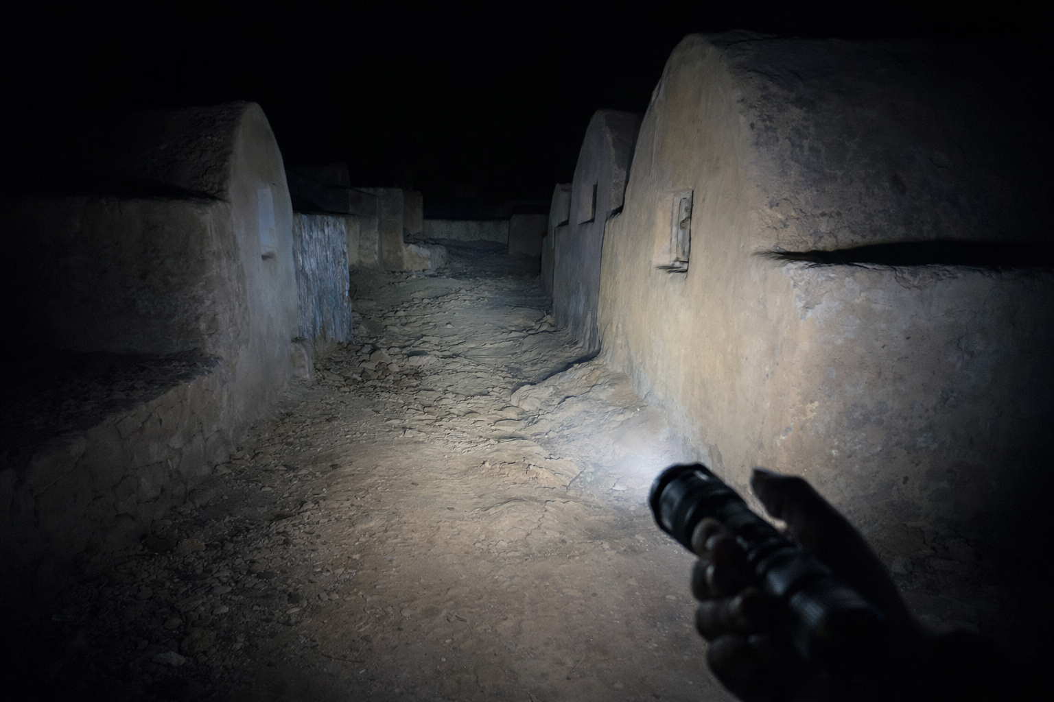 الجزء الثالث من «اللقاء مع الجن».. فيديو مغامرة ليلية في المقابر يحقق تفاعلاً واسعًا وأصوات “ضحك” و“صرخات” تشعل النقاش