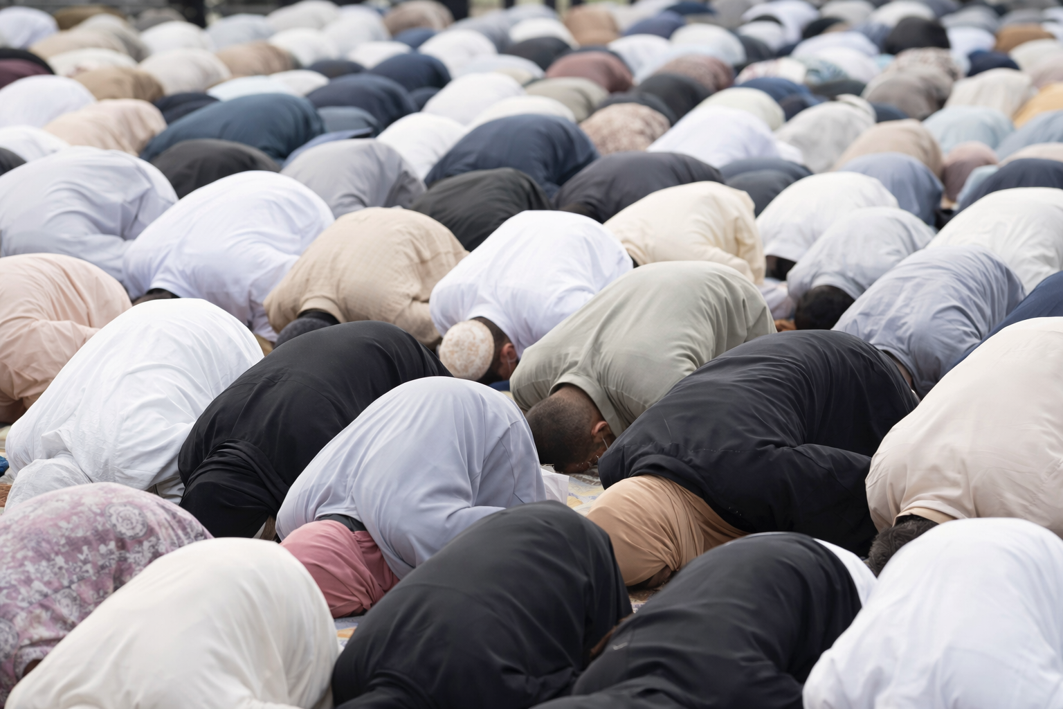 جدل واسع حول سلوك بعض الفتيات أثناء صلاة العيد.. بين الانتقاد والدعوة للتوعية