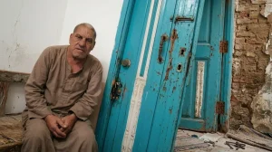 فيديو يشعل الغضب .. زوجة تتعرض للضرب على يد زوجها وحماها لإجبارها على مغادرة المنزل!