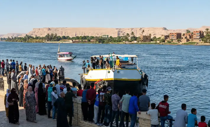 فاجعة النيل بسوهاج – تحليل شامل لأسباب سقوط السيارات في المياه وبروتوكول النجاة