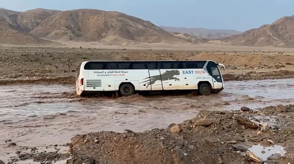 نجاة 3 أشخاص من الموت: كواليس انقلاب أتوبيس بسانت كاترين بسبب السيول وسوء الأحوال الجوية