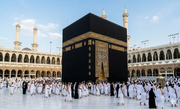 وهم التبرك – لماذا حاول البعض قص ستار الكعبة وكيف يتصدى الأمن للجهل؟