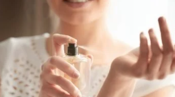 حيل تثبيت رائحة العطر على الملابس بدون بقع