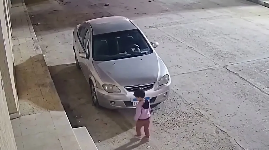 كاميرا مراقبة ترصد لحظة صادمة طفل يشعل النيران في سيارة ومارٌ يتدخل في اللحظة الأخيرة لإنقاذ الموقف