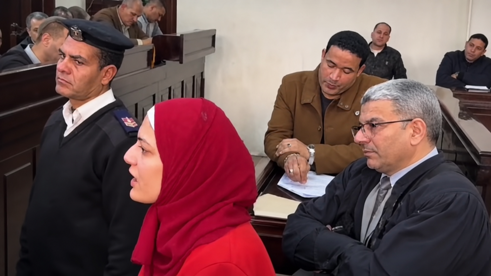 حضور داخل قاعة المحكمة يثير تفاعلًا واسعًا بعد تداول فيديو لسيدة ترتدي الحجاب الأحمر