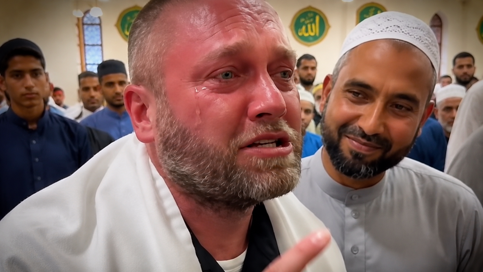 لحظة بكاء داخل مسجد تهز القلوب.. فيديو مؤثر يشعل مواقع التواصل