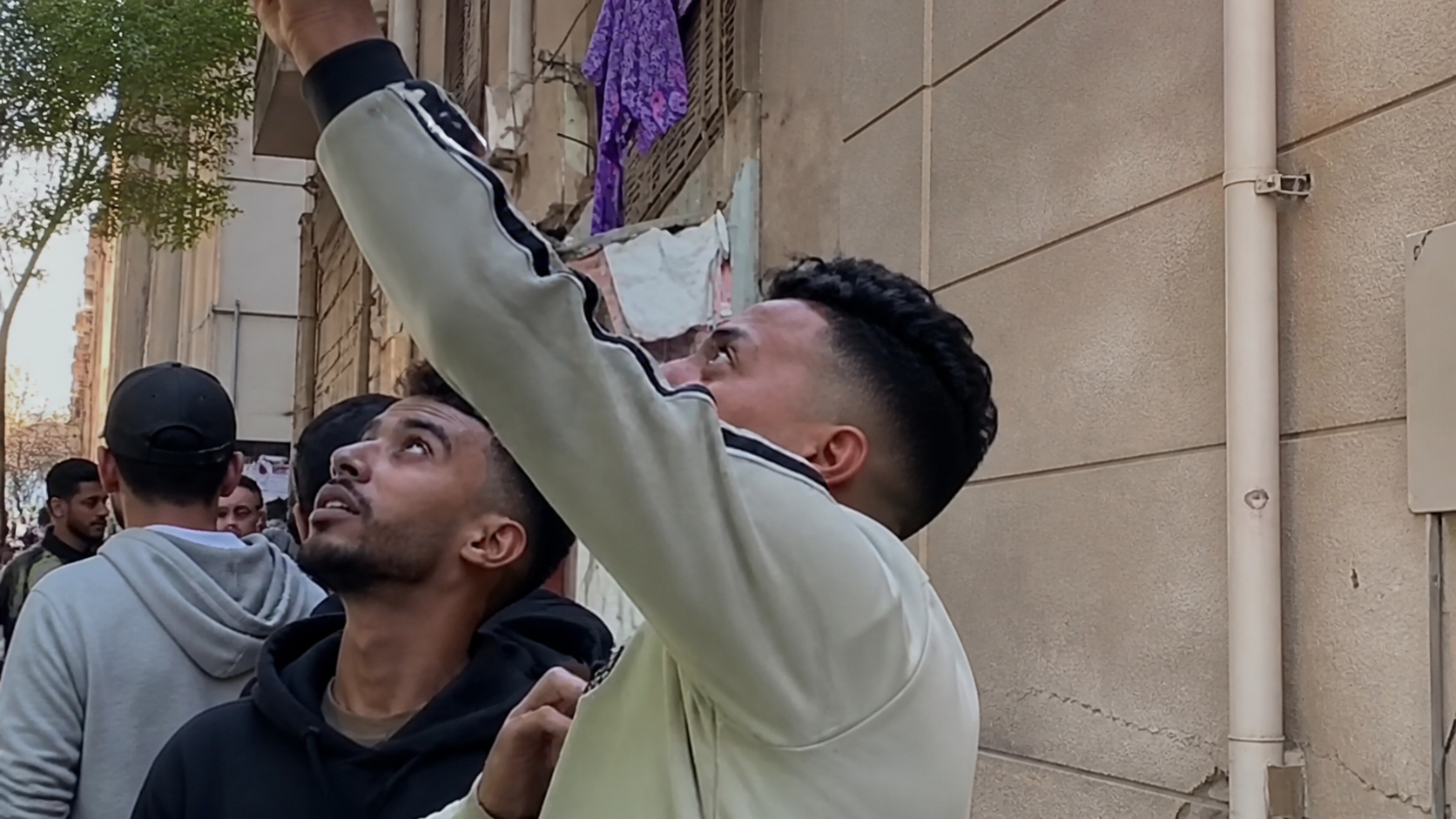 شاب يبكي تحت منزل حبيبته مطالبًا بفك الحظر.. واقعة مؤثرة تشعل مواقع التواصل