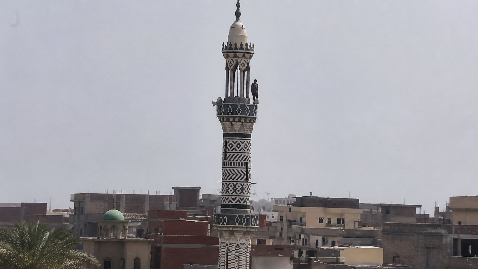 تداول فيديو لمحاولة شاب إلقاء نفسه من مئذنة مسجد يثير القلق.. دعوات للتدخل السريع والدعم النفسي