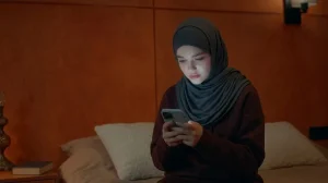 مراهقة تُتهم بإنهاء حياة شقيقها الصغير بعد خلاف أسري غير متوقع