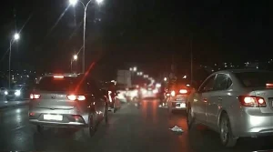 فيديو صادم سقوط شبان من نوافذ سيارة وسط احتفالات الاستقلال