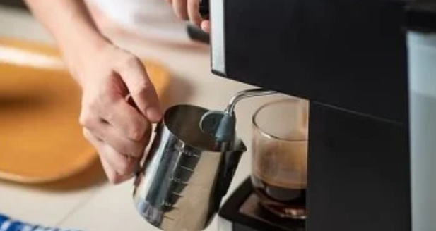 7 أخطاء شائعة عند استخدام ماكينة القهوة تفسد الطعم