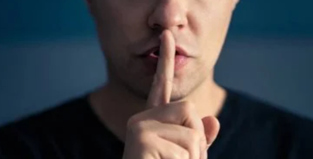 الصمت من الذهب.. 5 مواقف تجعلك أكثر قوة وحكمة