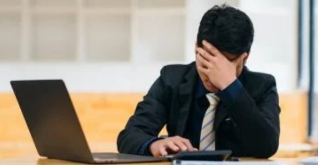 اكتئاب العمل.. علامات تحذيرية وكيف تتعامل معه