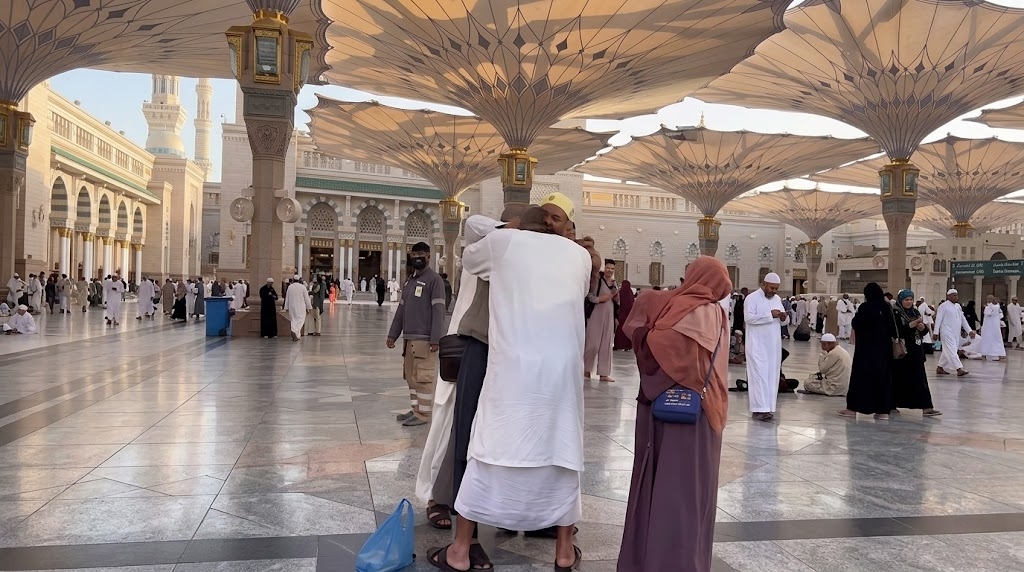 فيديو متداول لابن يحاول خنق والده في المدينة المنورة.. ما حقيقة الواقعة؟